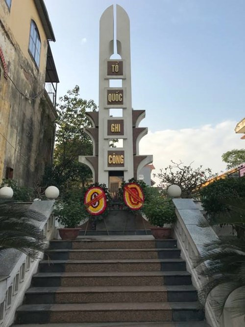 Chăm sóc và đặt hoa tại Đài tưởng niệm phường Sài Đồng nhân kỉ niệm 72 năm Ngày thành lập QĐND Việt Nam và 27 năm Ngày Hội quốc phòng toàn dân
